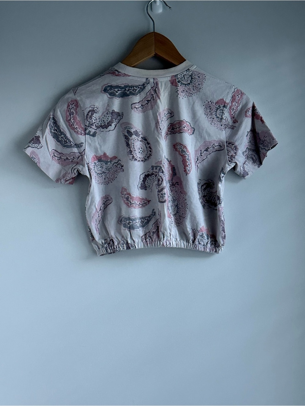 Aritzia Wilfred White Cropped Tee with Pink & Gray Paisley XS - Picture 2 of 8